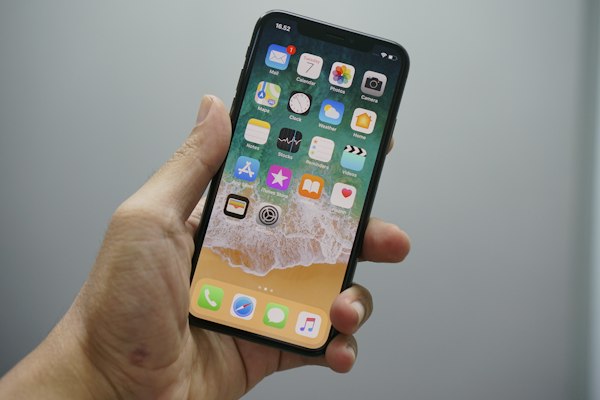 Cầm Điện Thoại, iPhone, iPad